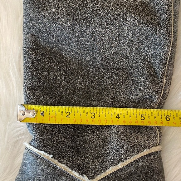 Rare Distressed Grey Sheepskin/Shearling Leather Chanel CC Boots - Size 39 - Picture 14 of 14